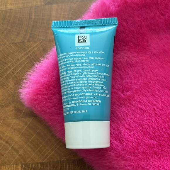 3 for $15/Neutrogena Hydro Boost Hydrating Cleansing Gel - Picture 3 of 3